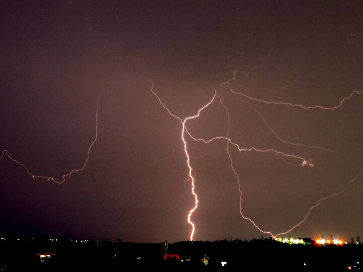 Uttar Pradesh 12 death due to Thunderstorm Lightning in state and CM Yogi Adityanath announced compensation of Rs 4 lakh each UP News: यूपी में आसमान से कहर बनकर गिरी बिजली, 12 की मौत, CM योगी ने किया 4-4 लाख रूपए मुआवजे का एलान