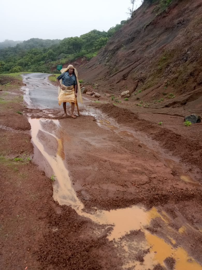 Satara : साताऱ्यातील आजोबांची कमाल! दोघांनी अख्खी दरड हटवून रस्ता मोकळा केला