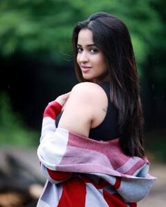 Pujita Ponnada: హాట్ లుక్స్ తో కుర్రకారు మతిపోగొడుతున్న తెలుగమ్మాయి పూజిత పొన్నాడ