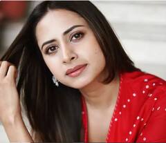 Sargun Mehta Photos: ਰੈੱਡ ਸੂਟ ਵਿੱਚ ਬੇਹੱਦ ਖੂਬਸੂਰਤ ਦਿਖੀ ਸਰਗੁਣ ਮਹਿਤਾ, ਪੌੜੀਆਂ 'ਤੇ ਬੈਠ ਦਿੱਤੇ ਦਿਲਕਸ਼ ਪੋਜ਼