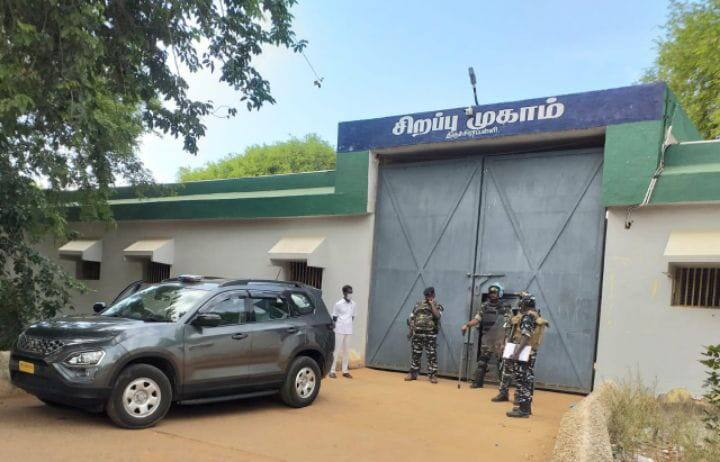 Central Enforcement Department raids in Trichy Central Jail. திருச்சி மத்திய சிறையில் மத்திய அமலாக்கதுறை அதிரடி சோதனை