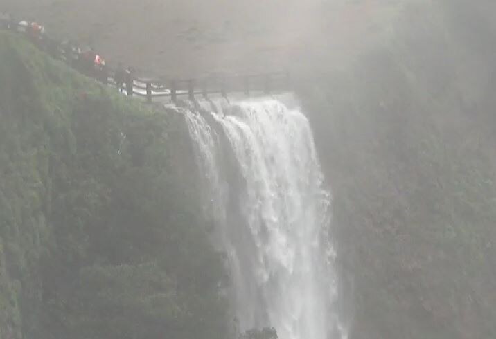 Sindhudurg Rain : महाराष्ट्राची चेरापुंजी म्हणून ओळख असलेल्या अंबोलीत यावर्षी 3450 मिलीमीटर पाऊस, निसर्ग पाहण्यासाठी पर्यटकांची गर्दी