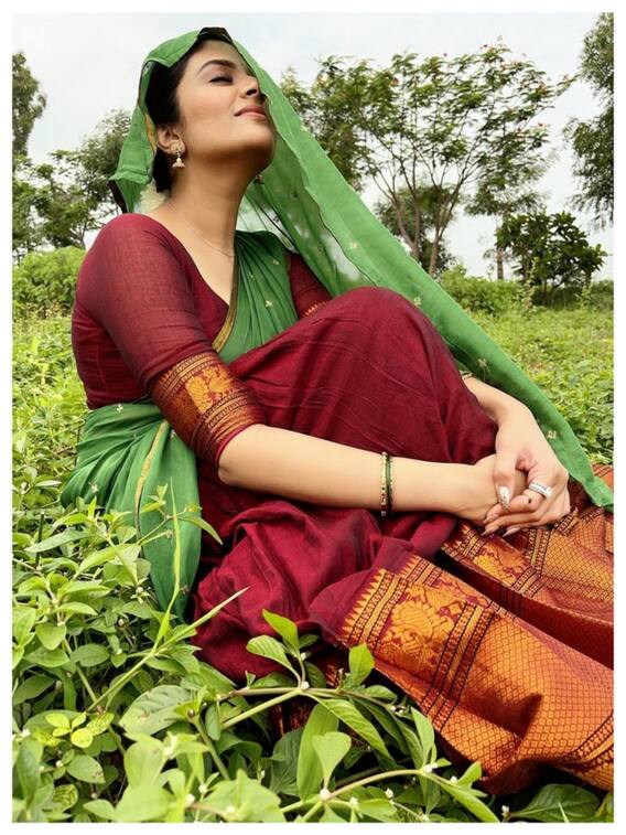 తోటలో పిచ్చి మొక్కలు పీకుతున్న శ్రీముఖి, పాపం పనిలేదు కాబోలు!