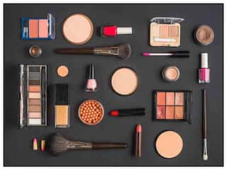 Makeup Products: मॉनसून में मेकअप प्रोडक्ट्स हो सकते हैं खराब, बचाव के लिए अपनाएं ये टिप्स