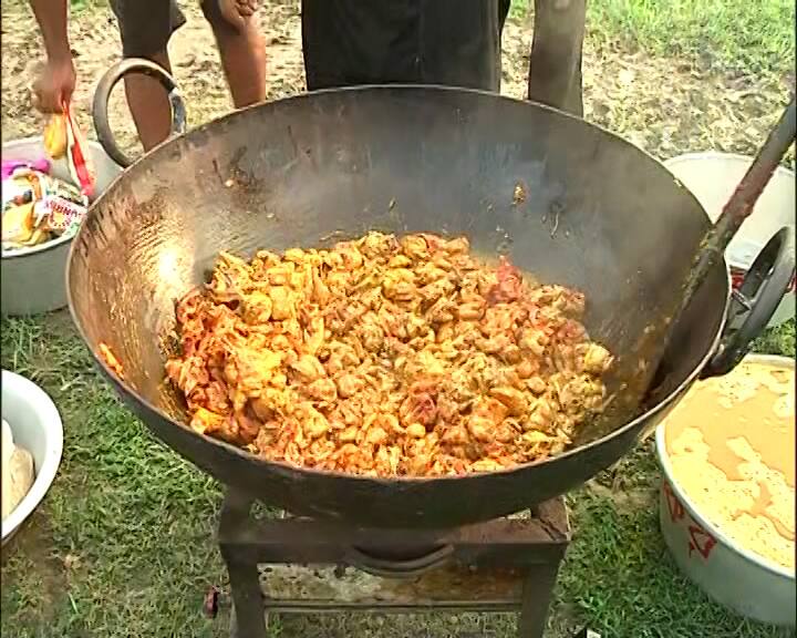 সকাল সকাল খাবার খেয়ে সমাবেশস্থলে রওনা দেবেন তৃণমূল কর্মী, সমর্থকরা। মেয়ো রোডে চলছে রান্না। মেনুতে রয়েছে মাংস-ভাত, ডাল আর ছ্যাঁচড়ার তরকারি।