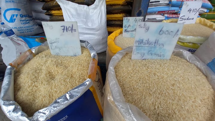 રાશનની અછતને કારણે શ્રીલંકાની 20 મિલિયન વસ્તી રસ્તા પર આવી ગઈ છે. ચોખાના નિકાસકાર શ્રીલંકા હાલમાં તેની આયાત કરે છે અને તેની કિંમત રૂ. 450 થી રૂ. 700 સુધીની છે.