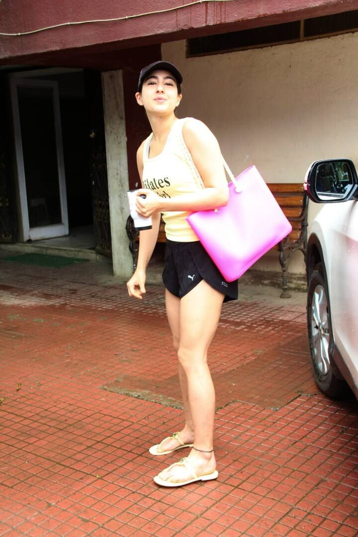 Sara carried a pink tote bag