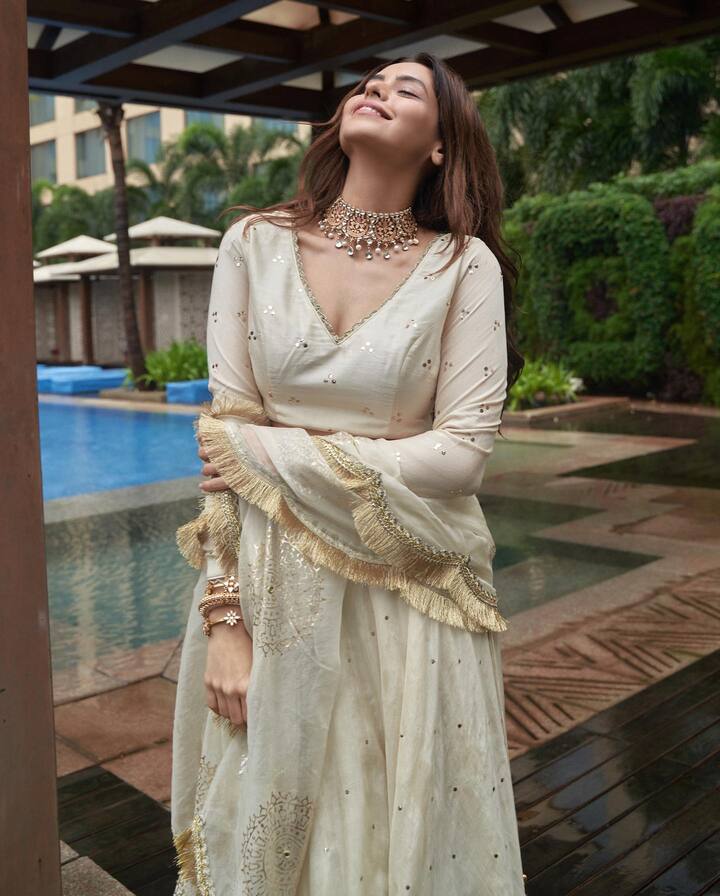 आता ताज्या फोटोमध्ये आमनाने अतिशय सिझलिंग लूकमध्ये घागरा परिधान केलेला दिसत आहे. आमनाला तिच्या जबरदस्त अभिनयामुळे घराघरात विशेष ओळख मिळाली आहे. (फोटो:aamnasharifofficial/इंस्टाग्राम)