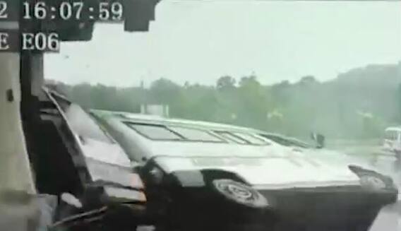 પૂરઝડપે આવી રહેલી એમ્બ્યુલન્સમાંથી ફંગોળાયો દર્દી, જુઓ ધ્રુજાવી નાખે તેવો ભયાનક અકસ્માતનો વીડિયો