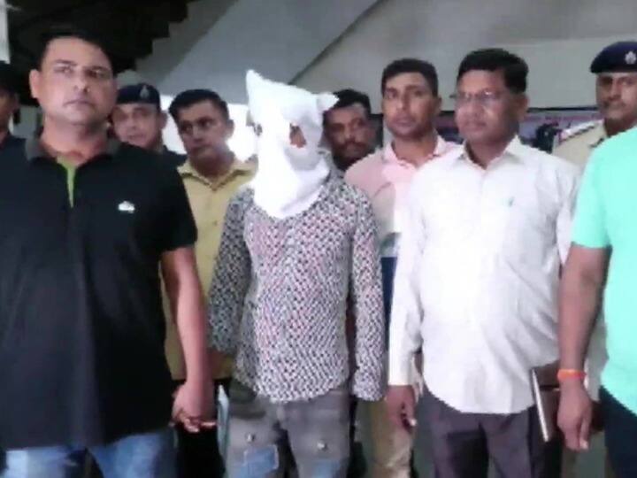 DSP Murder Case: डीएसपी सुरेंद्र सिंह को कुचलने वाले आरोपी ड्राइवर की कोर्ट में पेशी, 5 दिन की पुलिस रिमांड पर भेजा Haryana Nuh DSP Surendra Singh Murder Case accused Shabbir alias Mitter produced in court and Court sent on police remand for 5 days DSP Murder Case: डीएसपी सुरेंद्र सिंह को कुचलने वाले आरोपी ड्राइवर की कोर्ट में पेशी, 5 दिन की पुलिस रिमांड पर भेजा