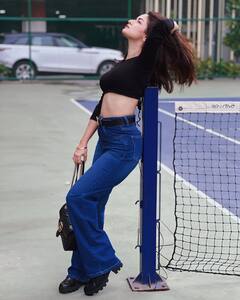 In Pics: Avneet Kaur ने क्रॉप पहन फ्लॉन्ट किया अपना परफेक्ट फिगर, अदाओं से फैंस को किया घायल