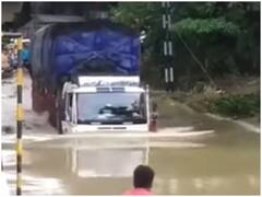 Viral Video: ये देखिए हमारे देश के Heavy Driver, इनका बस चले तो बीच समंदर में चला दें ट्रक!