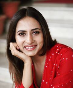 Sargun Mehta Photos: રેડ સૂટમાં ખૂબ સુંદર દેખાઇ રહી છે સરગુન મહેતા