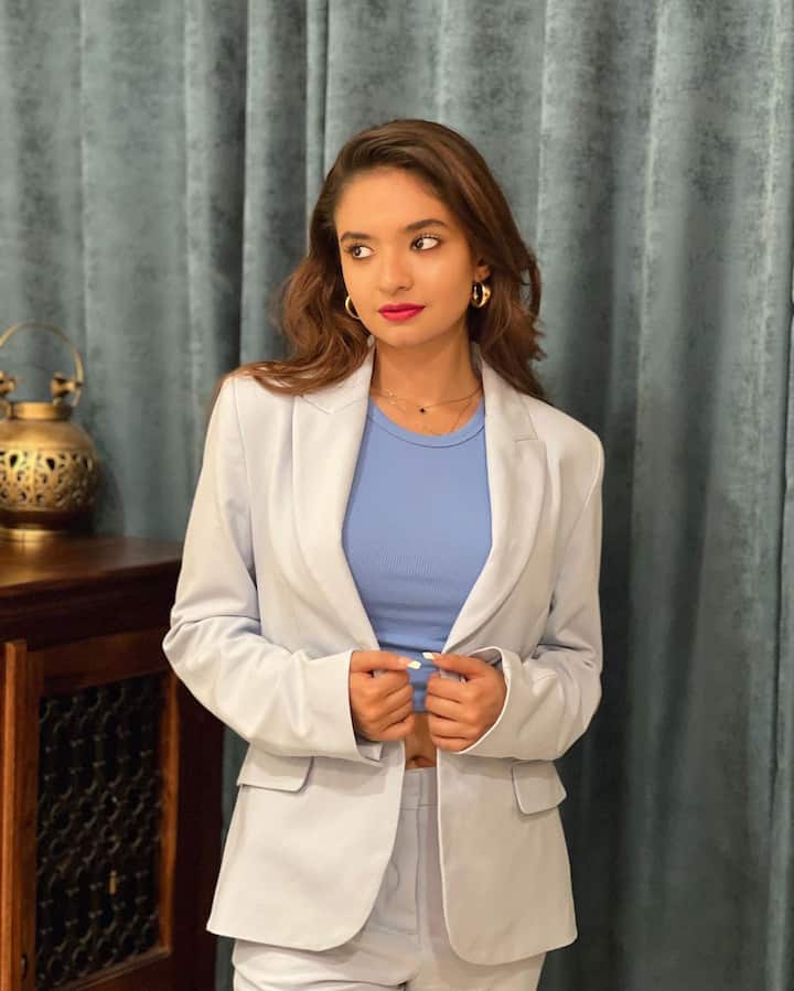 हाल ही में, अनुष्का सेन ने अपना बॉसी लुक दिखाया है, जो काफी शानदार है. यहां तक कि, फैंस को भी उनका ये अंदाज काफी पसंद आ रहा है.