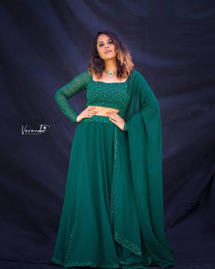 యాంకర్ గానే కాదు సినిమాల్లోనూ నటిస్తూ బిజీ బిజీగా గడిపేస్తుంది. Image Credit: Anasuya Bhardwaj/ Instagram