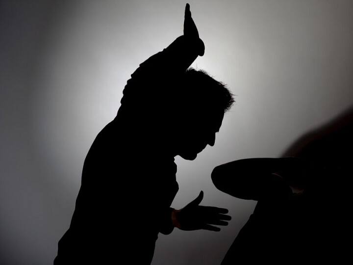 வேறு பெண்ணுடன் உறவு வைத்து கொண்ட தந்தை! கத்தியால் குத்திக்கொன்ற மகன்.. பரபரப்பு சம்பவம்