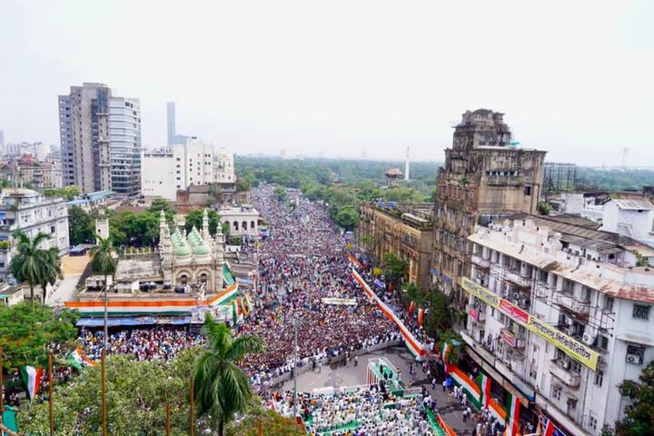 গত কয়েকমাস ধরে একশো দিনের কাজ, আবাস যোজনার মতো প্রকল্প নিয়ে কেন্দ্র-রাজ্য সংঘাত চরমে উঠেছে। এই ইস্যুতে বিজেপির বিরুদ্ধে সুর সপ্তমে চড়িয়েছেন মমতা। পাশাপাশি পেট্রোল, ডিজেল, রান্নার গ্যাসের মূল্যবৃদ্ধির মতো বিষয়কে হাতিয়ার করে সরব হয়েছেন তিনি। আজ একুশের সভা থেকে কী বার্তা দিলেন নেত্রী? দেখে নিন এক ঝলকে।