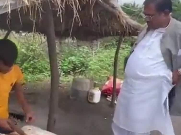 A video of Union Minister Kulaste bargaining with a small trader selling maize bundles is going viral. Minister wanted corn for free! : ఈ కేంద్రమంత్రి ఇంత పిసినారా ? మొక్కజొన్న పొత్తులు రూ. 15 అంటే బేరమాడుతున్నారు