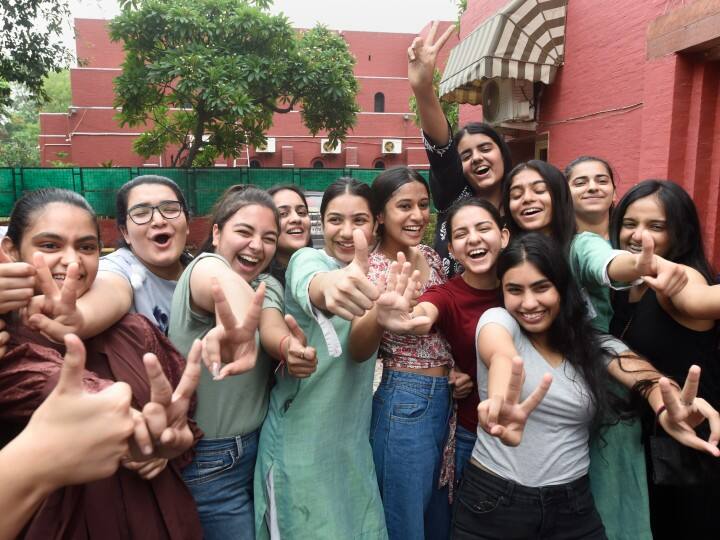 CBSE Class 12 Results 2022: Noida, Bulandshahr Girls Score 100% Marks Tanya Singh Yuvakshi Vij CBSE Class 12 Results 2022: Noida, Bulandshahr Girls Score 100% Marks