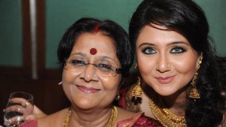 Swastika Mukherjee:  Actress Swastika Mukherjee shares old photo with her mother, wrote emotional quote Swastika Mukherjee: 'মনখারাপ হলে মায়েরা ওপার থেকেও দায়িত্ব নেয়', স্মৃতি হাতড়ালেন স্বস্তিকা