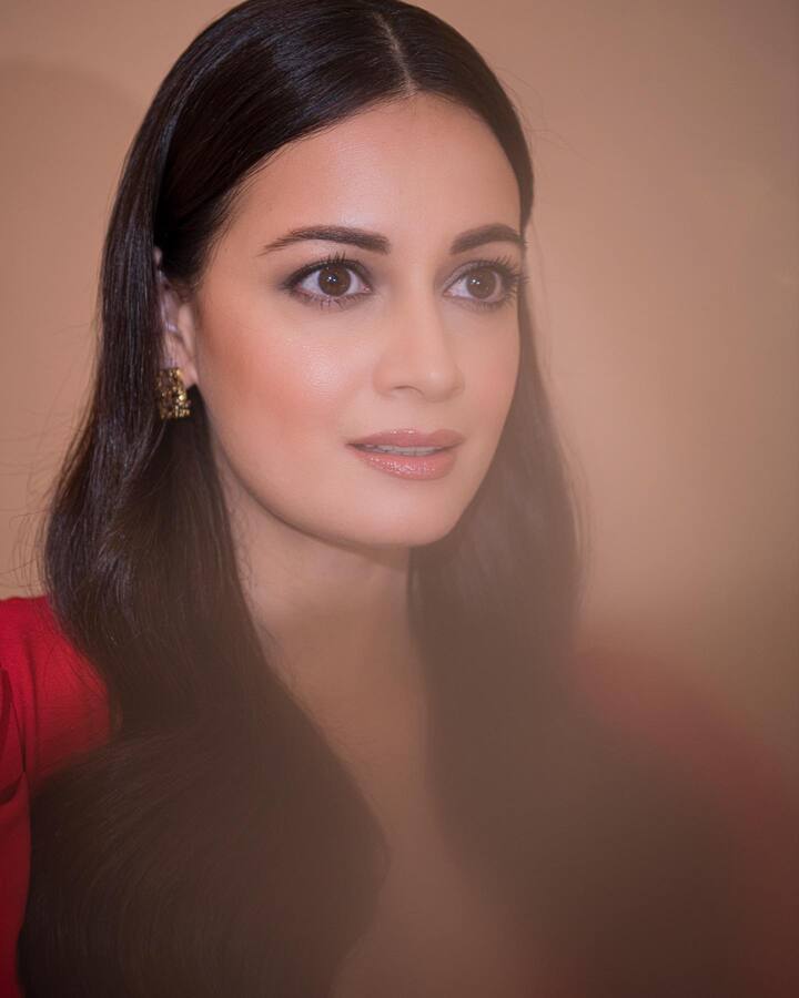 ज्यात दिया लाल रंगाच्या ड्रेसमध्ये  दिसत आहे. केस मोकळे सोडून आणि न्यूड मेकअपसह तिने तिचा लूक पूर्ण केला आहे.(फोटो सौजन्य: diamirzaofficial/इंस्टाग्राम)
