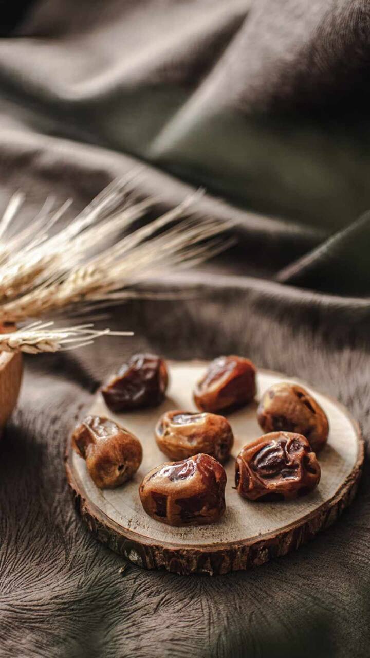 खजूर खाल्ल्याने चयापचय गतिमान होते. यामुळे तुमची कॅलरी जास्त बर्न होते.
