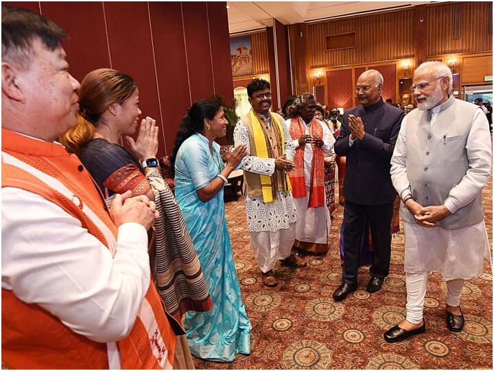 अपने कार्यकाल के दौरान, उन्होंने 28 देशों की राजकीय यात्राएं की हैं. उन्हें कई देशों में सर्वोच्च स्टेट सम्मान भी मिला है. भारत के राष्ट्रपति के रूप में सेवानिवृत्त होने के बाद राम नाथ कोविंद 12, जनपथ रोड पर आवंटित हुए आवास में चले जाएंगे. बता दें कि, भारत के नए राष्ट्रपति का चुनाव करने के लिए संसद और संबंधित राज्य विधानसभाओं में 18 जुलाई को मतदान हुआ था. राष्ट्रपति चुनाव 2022 के लिए वोटों की गिनती गुरुवार यानी 21 जुलाई को हुई थी, जिसमें एनडीए की उम्मीदवार द्रौपदी मुर्मू ने कुल 6,76,803 मत हासिल कर विपक्ष के उम्मीदवार यशवंत सिन्हा को हराया.