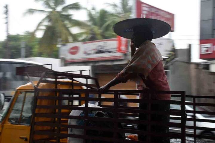 హైదరాబాద్ లో భారీ వర్షానికి పలు ప్రాంతాలు నీట మునిగాయి