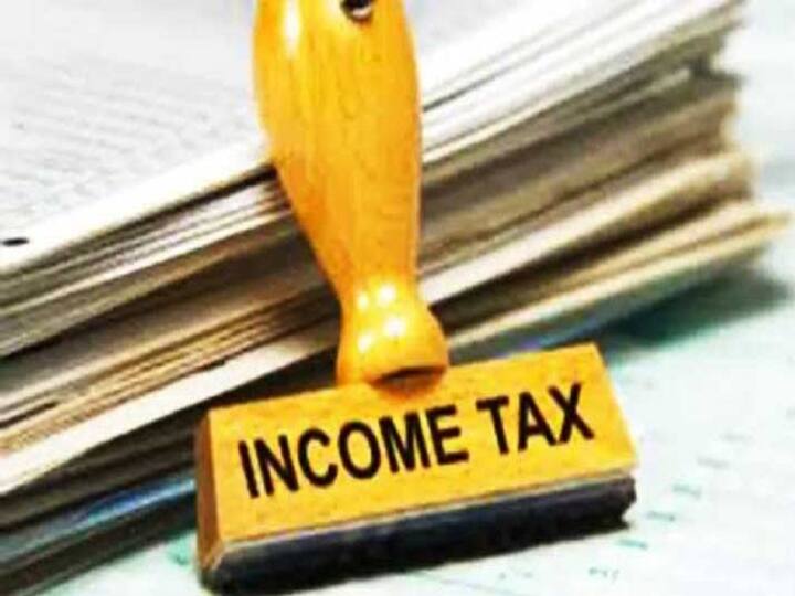 टीडीएस रिफंड मिळवण्यासाठी तुम्ही 31 जुलै 2022 पर्यंत इनकम टॅक्स रिटर्न फाइल करा. इनकम टॅक्स रिटर्न दाखल करताना  टीडीएस रिफंडबाबत नमूद करा. त्यानंतर तुम्हाला टीडीएस म्हणून कापले गेलेले तुमचे पैसे तुमच्या खात्यात येतील.  त्याशिवाय, कापला गेलेला टीडीएस मिळवण्यासाठी तुम्हाला 15 जी फॉर्म बँकेकडून बँकेत जमा करू शकता. त्यानंतर टीडीएसचे पैसे रिफंड मिळू शकतात.