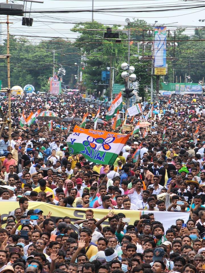 'মা-বোনেরা কোথায়? ওরা আসলে মুড়ি খেতে দেবেন। ওটায় জিএসটি লাগবে না। শুধু বলে ভাগাভাগি করে দেবে। ট্রাইবাল কার্ড খেলছে, বালবার বলছি ট্রাইবারদের অধিকার দাও, দিচ্ছে না। কখনও বৌদ্ধ দিতে খলেছে। কাউকে সম্নান দিতে পারে না। আগামী দিন দিল্লি কখল করবে কারা? বিজেপিকে হারাতে তৈরি আছেন?'