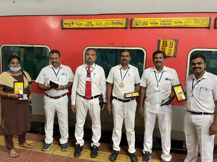 மதுரை: முன்பதிவு ரயில் பெட்டிகளில் பயண சீட்டு சோதனை செய்ய கையடக்க கணினி