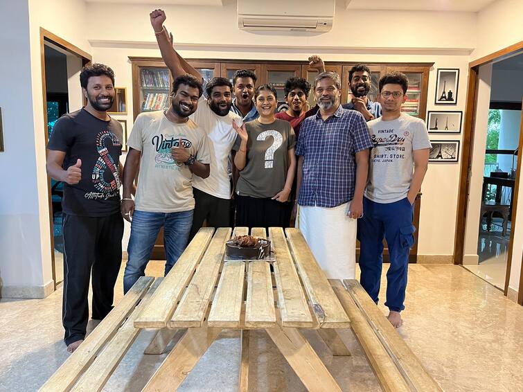 Soorarai Pottru Team Including Sudha Kongara Cake Cutting after Bagging Awards 68th National Film Awards 2022 Soorarai Pottru Awards: ''ஜெயிச்சிட்டோம் மாறா..'' சூரரைப்போற்று தேசிய விருதுகளை கேக் வெட்டி கொண்டாடிய சுதாகொங்கரா..!