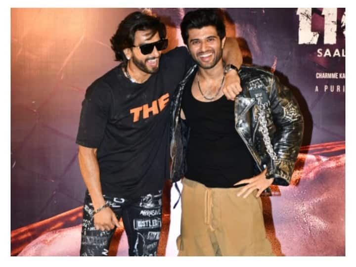 Ranveer Singh's reaction to Vijay Devarakonda wearing chappals at Liger trailer launch Ranveer Singh: 'భాయ్ కా స్టైల్ దేఖో' - చెప్పులేసుకున్న విజయ్ దేవరకొండని ఆడేసుకున్నాడుగా!