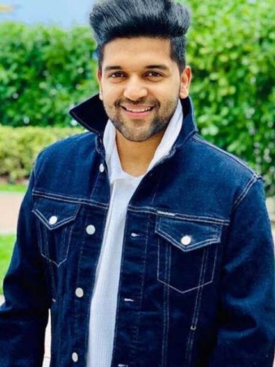 गुरु रंधावा (Guru Randhawa) पंजाब के बेहतरीन संगीतकारों में से एक हैं. उनके गानों ने कई संगीतकारों को पछाड़कर बड़े रिकॉर्ड अपने नाम किए हैं. रिपोर्ट्स के अनुसार गुरु रंधावा करीब 41 करोड़ रुपये की संपत्ति के मालिक हैं.