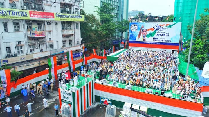 'বিজেপি খুব হাসছিল, সিপিএম কাদছিল, অন্যরা হাসছিল, গেল এত কষ্ট করে একুশে জুলাইয়ে এসেছে, তৃণমূলের মিটিং নষ্ট হয়ে গেল। দেখ কখনও রোদ-কখনও বৃষ্টি। কখনও দগ্ধ-কখনও মিষ্টি। দেখুন সূর্য জেগে উঠেছে। বলছে এগিয়ে যাও'।