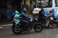 In Pics : హైదరాబాద్ లో భారీ వర్షం, నగరవాసులకు తప్పని తిప్పలు