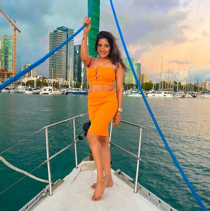ஹே ஐ என்றால் அது கடவுள் என்றால் அந்த கடவுளின் துகள் அவள்தானா....