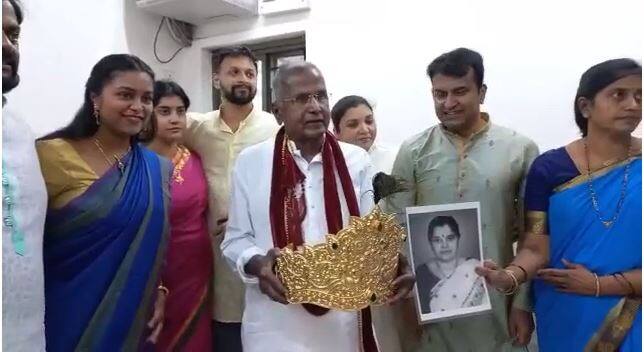 ज्या भक्तांना आपल्या मनोकामना पूर्ण झाल्या असं वाटंत ते साईंच्या झोळीत आपल्या इच्छाशक्तीप्रमाणे दहा रुपयांपासून ते लाखो रुपयांच दान टाकतात.