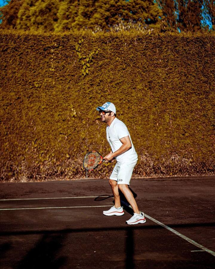 कनाडा में अपने लाइव शोज पूरे करने के बाद कपिल फुल छुट्टी मूड में हैं. उन्होंने टेनिस खेलते हुए अपनी फोटोज साझा कीं. उन्होंने फोटोज को कैप्शन दिया, हैले फ्रैंड्स टेनिस खेल लो!