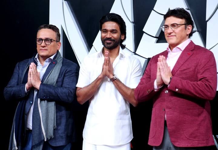 'द ग्रे मॅन' चित्रपटाचा नुकताच प्रीमिअर शो पार पडला. या प्रीमिअरला अनेक कलाकारांनी हजेरी लावली. अनेक वेळा प्रीमिअरमध्ये सेलिब्रिटींना तुम्ही सूट,फॉर्मल ड्रेस किंवा डिझायनर ड्रेसमध्ये पाहिलं असेल पण धनुषनं मात्र 'द ग्रे मॅन' चित्रपटाच्या प्रीमिअरला देसी लूक केला होता. धनुषच्या या लूकचं अनेकांनी कौतुक केलं आहे.