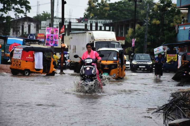 నగరంలోని రోడ్లపై నీరు చేరడంతో వాహనదారులు ఇబ్బందులు ఎదుర్కొన్నారు