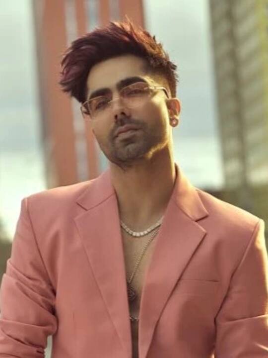 हार्डी संधू (Hardy Sandhu) पंजाबी गानों के सबसे बेहतरीन सिंगर में से एक हैं. उन्होंने अपनी दमदार आवाज के जरिए कई सुपरहिट गाने दिए हैं. रिपोर्ट्स के मुताबिक, इनकी कुल संपत्ति लगभग 155 करोड़ रुपये है.