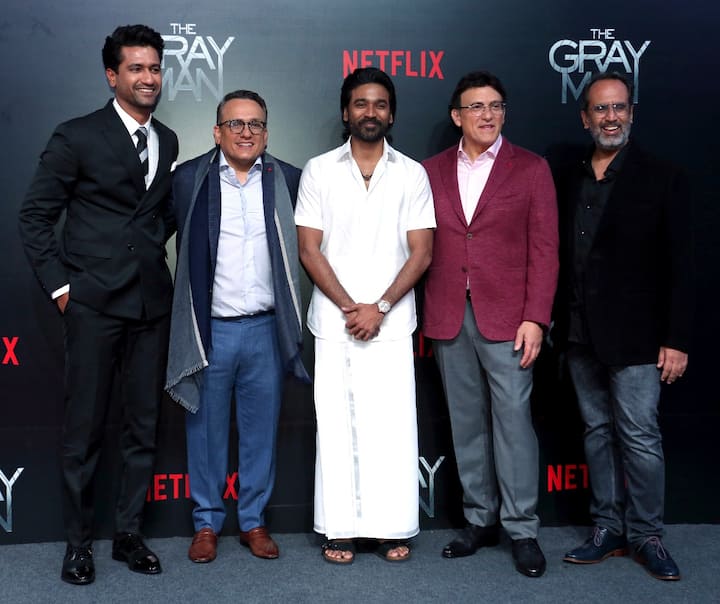 ग्रे-मॅनच्या प्रीमिअरला बॉलिवूडबरोबरच काही हॉलिवूड कलाकारांनी देखील हजेरी लावली होती. विक्की कौशल, रणदीप हुड्डा हे कलाकार प्रीमिअरला उपस्थित होते. द ग्रे मॅन हा चित्रपट नेटफ्लिक्सवर 22 जुलै रोजी प्रदर्शित होणार आहे.