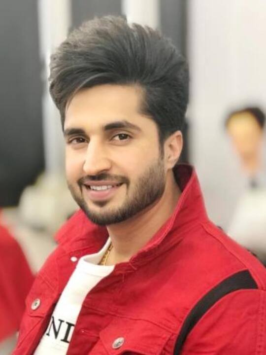 जस्सी गिल (Jassi Gill) एक बेहतरीन संगीतकार के साथ-साथ फिल्म अभिनेता भी है। उन्होंने अपने करियर में कई सुपरहिट पंजाबी गाने दिए है. रिपोर्ट्स के मुताबिक, इनकी कुल संपत्ति लगभग 37 करोड़ रुपये है.