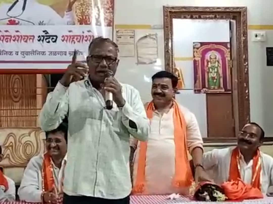 Jalgaon News : मद्यपी शेतकऱ्याने शिवसेनेचा मेळावा गाजवला, डायलॉगबाजी करत बंडखोर आमदारांवर टीकेचे बाण Jalgaon News Drunken farmer criticizes rebel MLAs in Shiv Sena's melava at Chincholi Jalgaon News : मद्यपी शेतकऱ्याने शिवसेनेचा मेळावा गाजवला, डायलॉगबाजी करत बंडखोर आमदारांवर टीकेचे बाण