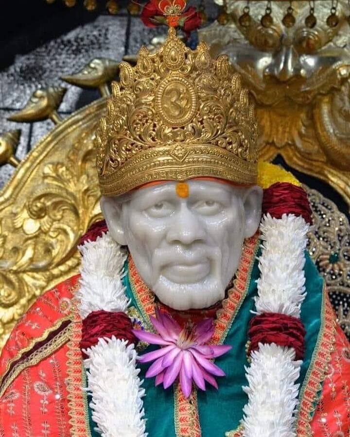 साईबाबांच्या दरबारात सामान्य भक्तापासून व्हीआयपी भक्त हजेरी लावतो. आपल्या मनोकामना पूर्ण व्हाव्यात अशी अपेक्ष सर्व भक्तांची असते.