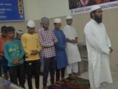 Prayagraj News: प्रयागराज रेलवे स्टेशन पर सामूहिक तौर पर पढ़ी गई नमाज, देखती रही रेलवे पुलिस, जानें- पूरा मामला