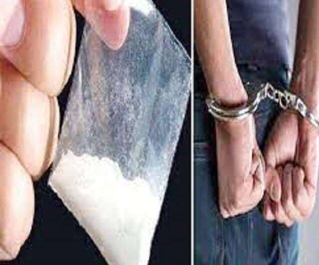 CIA Staff arrested drug trafficker Selling heroin by making street stalls In Jalandhar ਜਲੰਧਰ 'ਚ ਸੀਆਈਏ ਸਟਾਫ਼ ਨੇ ਗਲੀ ਦੇ ਬਾਹਰ ਪੁੜੀਆਂ ਬਣਾ ਕੇ ਹੈਰੋਇਨ ਵੇਚਣ ਵਾਲੇ ਇੱਕ ਵਿਅਕਤੀ ਨੂੰ ਰੰਗੇ ਹੱਥੀਂ ਕੀਤਾ ਕਾਬੂ