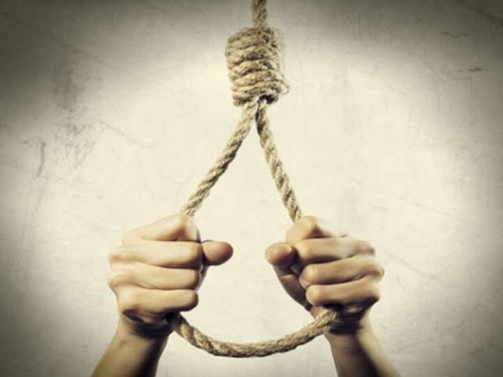 kanchipuram sriperumbathur private school 14 year old girl committed suicide by hanging Crime: செல்போனில் விளையாடாதே.. படி என்று கூறிய அம்மா.. தூக்கில் தொங்கிய மகள்..!