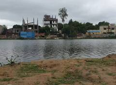 Gonda News: तालाब की जमीन पर भू-माफियाओं की नजर, प्लॉटिंग कर खड़ी की इमारतें, डीएम ने दिए जांच के आदेश